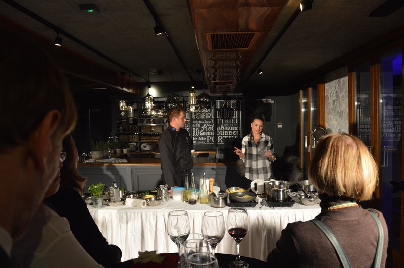 Pokaz kulinarny z udziałem gwiazd i mistrzółw kuchni - organizowany przez Kuźnię Dobrego Smaku w restauracji z ciemnymi ścianami