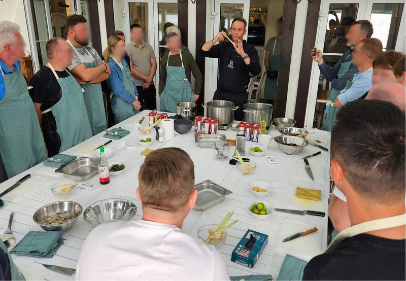 Nauka gotowania  dla pracowników firmy - porganizacja Kuźnia Dobrego Smaku - prowadzący Pascal Brodnicki