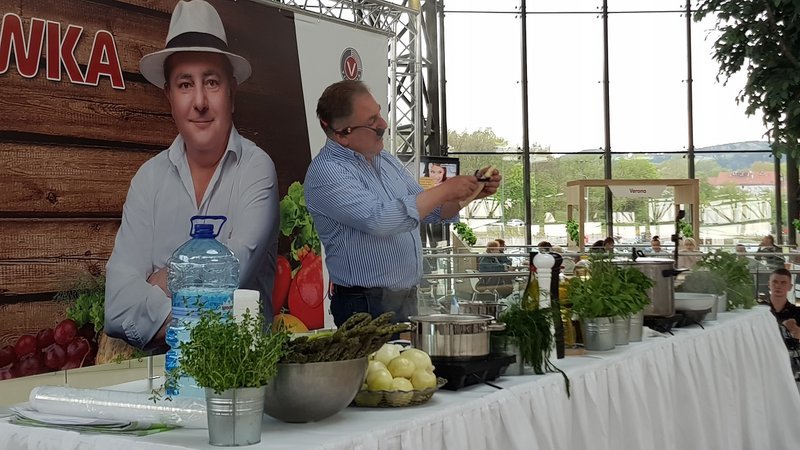 Live cooking z udziełem Roberta Makłowicz w Warszawie, który przygotowuje właśnie potrtawę i rozmawia z publicznością